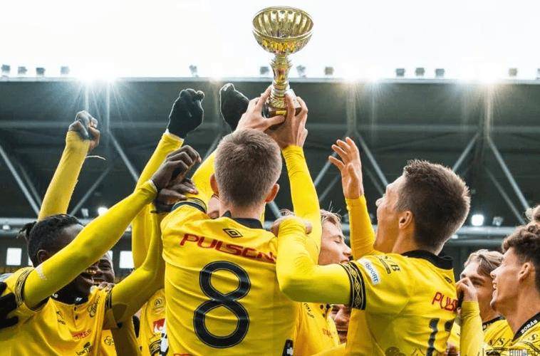 沙尔克客场告捷,豪取三分领跑积分榜的简单介绍 沙尔克客场告捷,豪取三分领跑积分榜的简单介绍