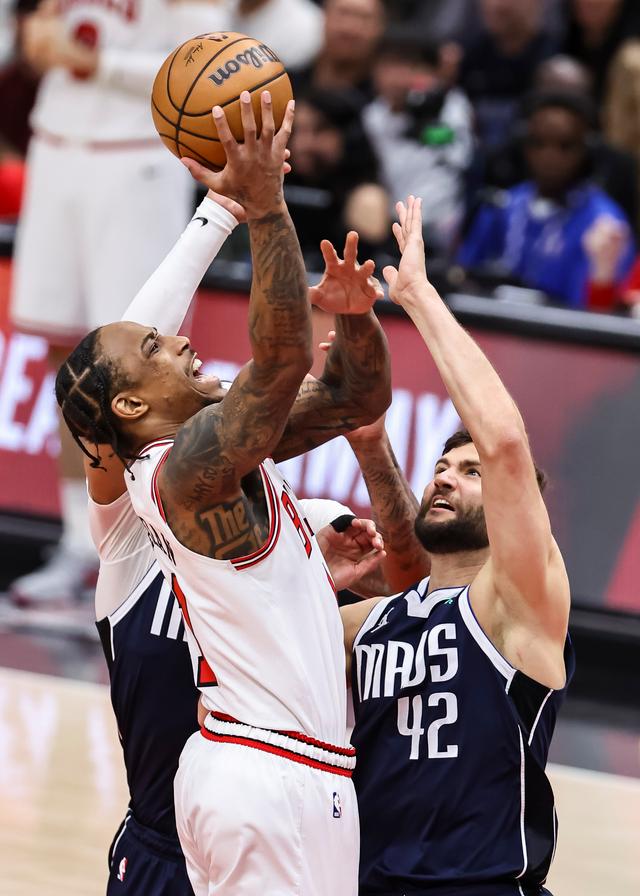 篮球比赛中发生精彩绝伦的镜头