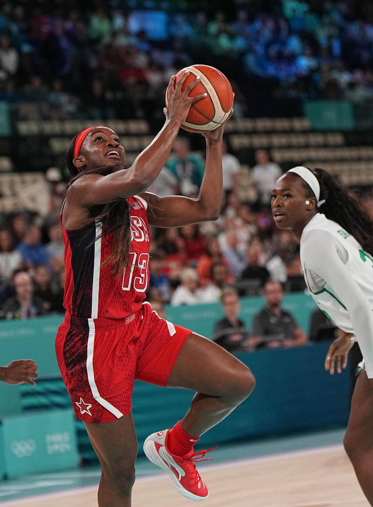 篮球比赛中发生精彩绝伦的镜头