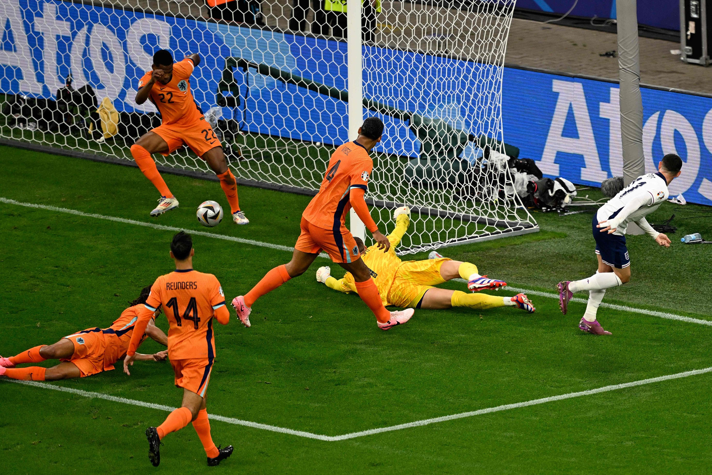 荷兰凭借点球险胜,逆袭成功 荷兰凭借点球险胜,逆袭成功