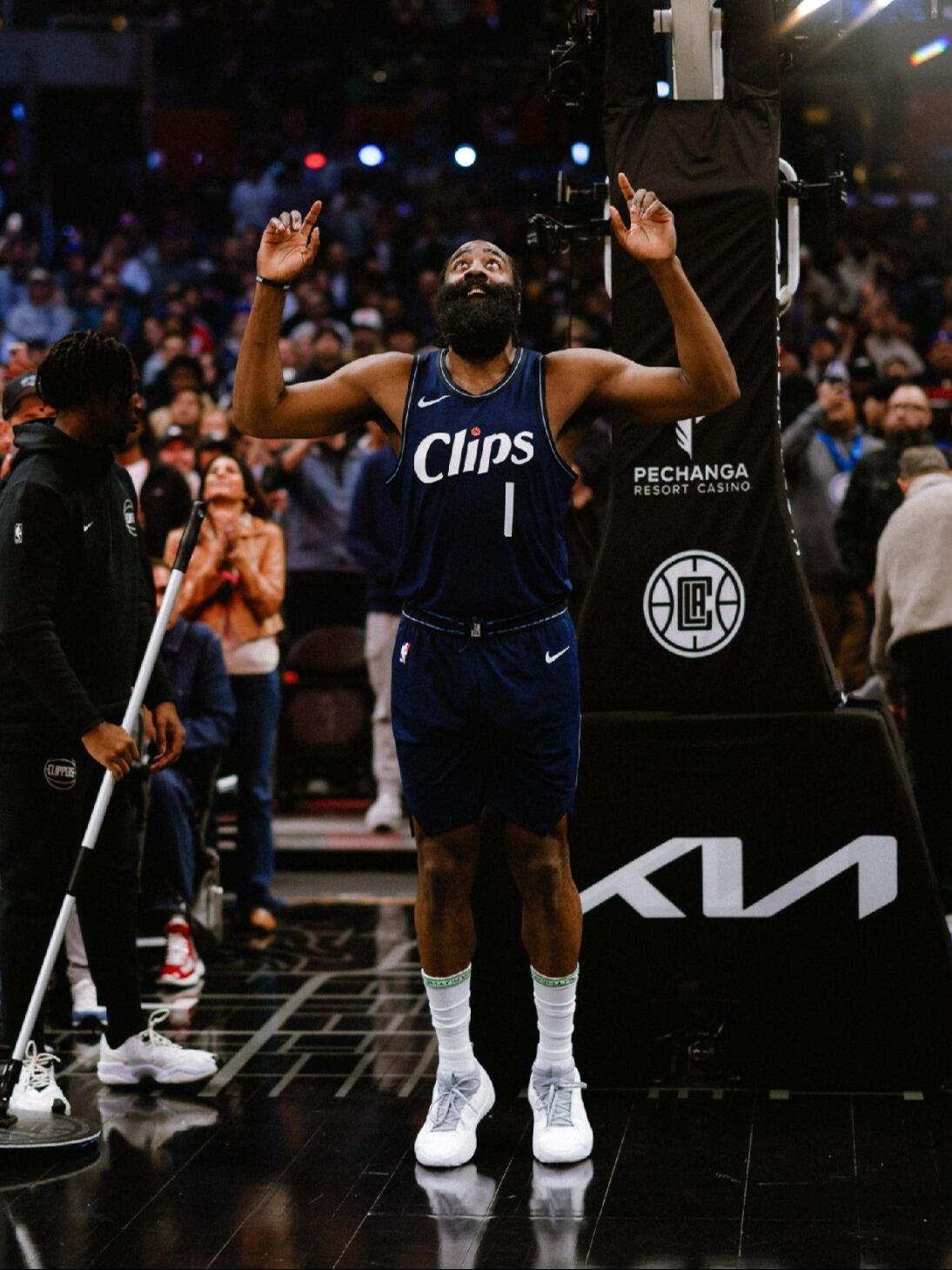 火箭闷胜猛龙，哈登全场火力全开带领球队轻松获胜的简单介绍