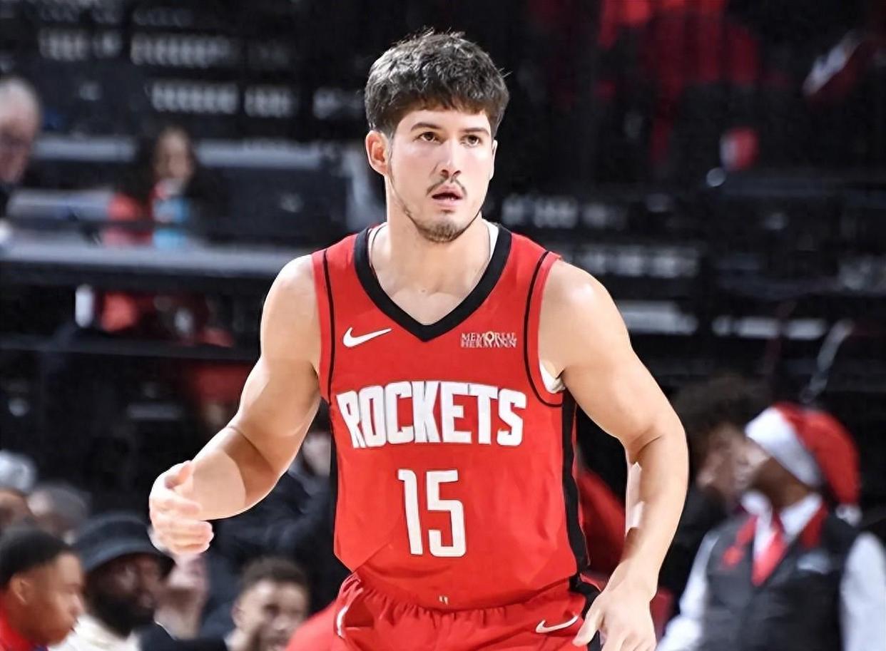 包含泰国篮球新星崭露头角，成为球队中的一员的词条