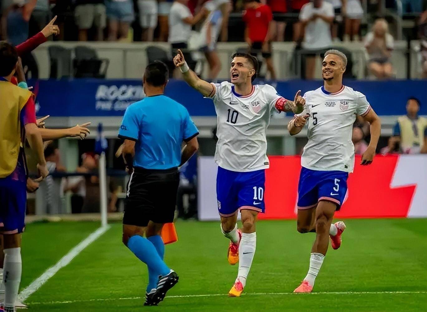 开云体育官网-哥伦比亚队在比赛中表现出色，晋级顺利