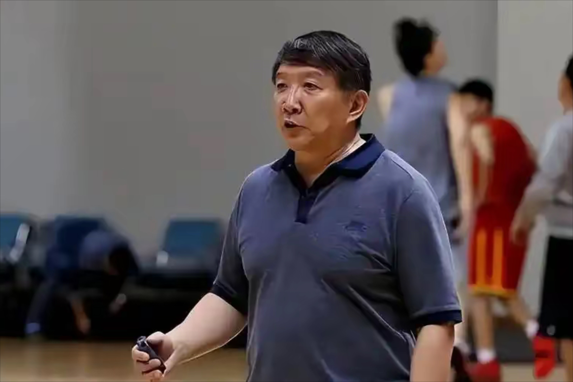 开云体育在线-包含艰苦比赛背后，教练阵容调整引发热议的词条