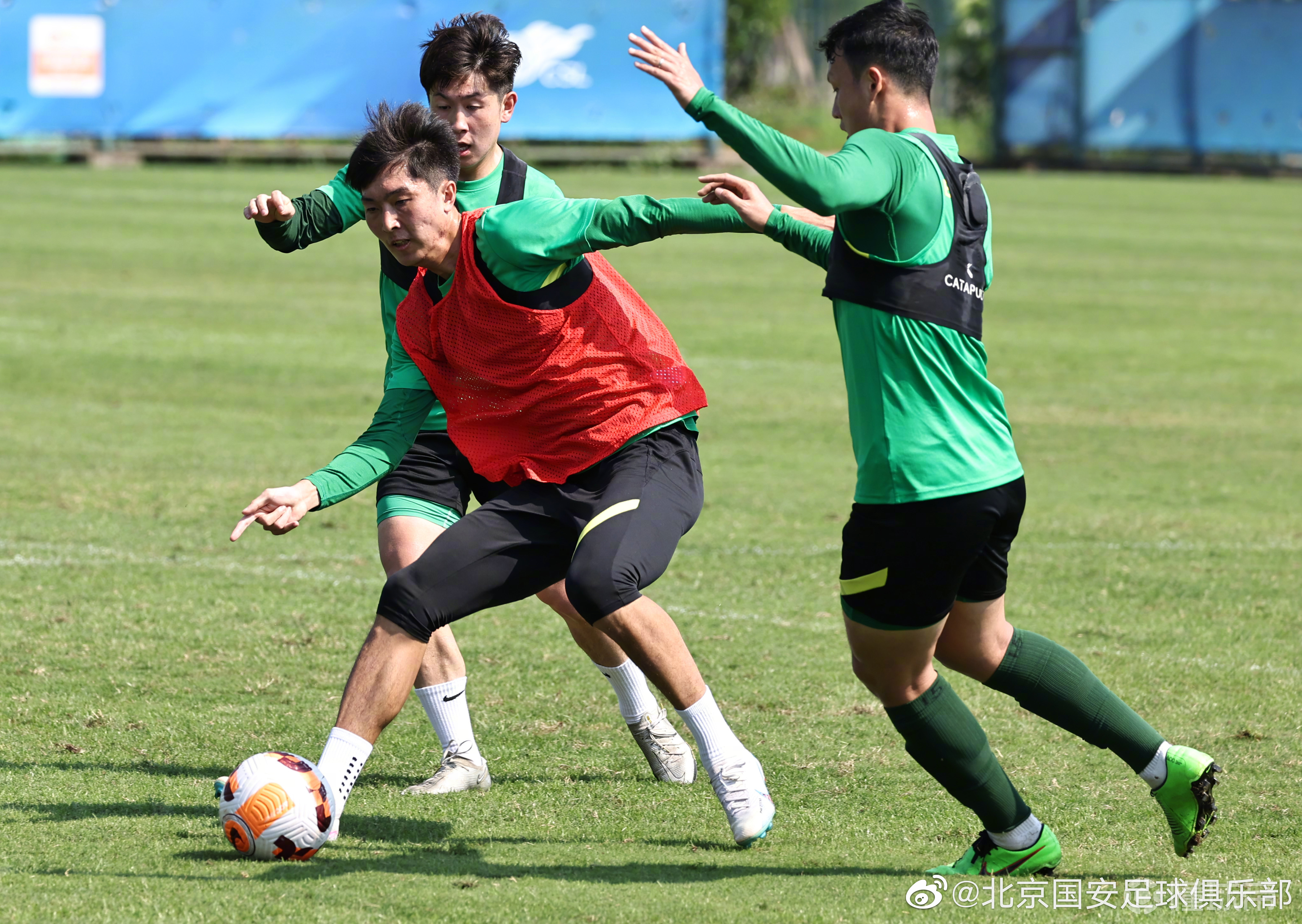 包含艰苦比赛背后，教练阵容调整引发热议的词条