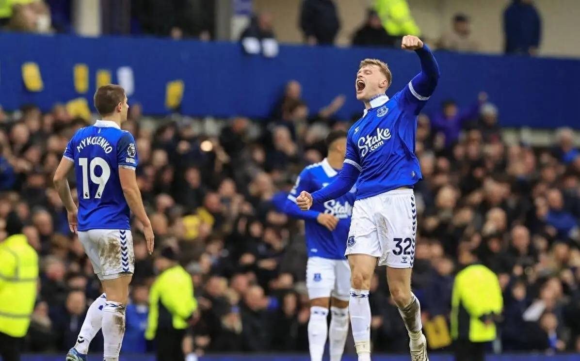 开云体育在线-埃弗顿在主场获胜，稳固中游位置