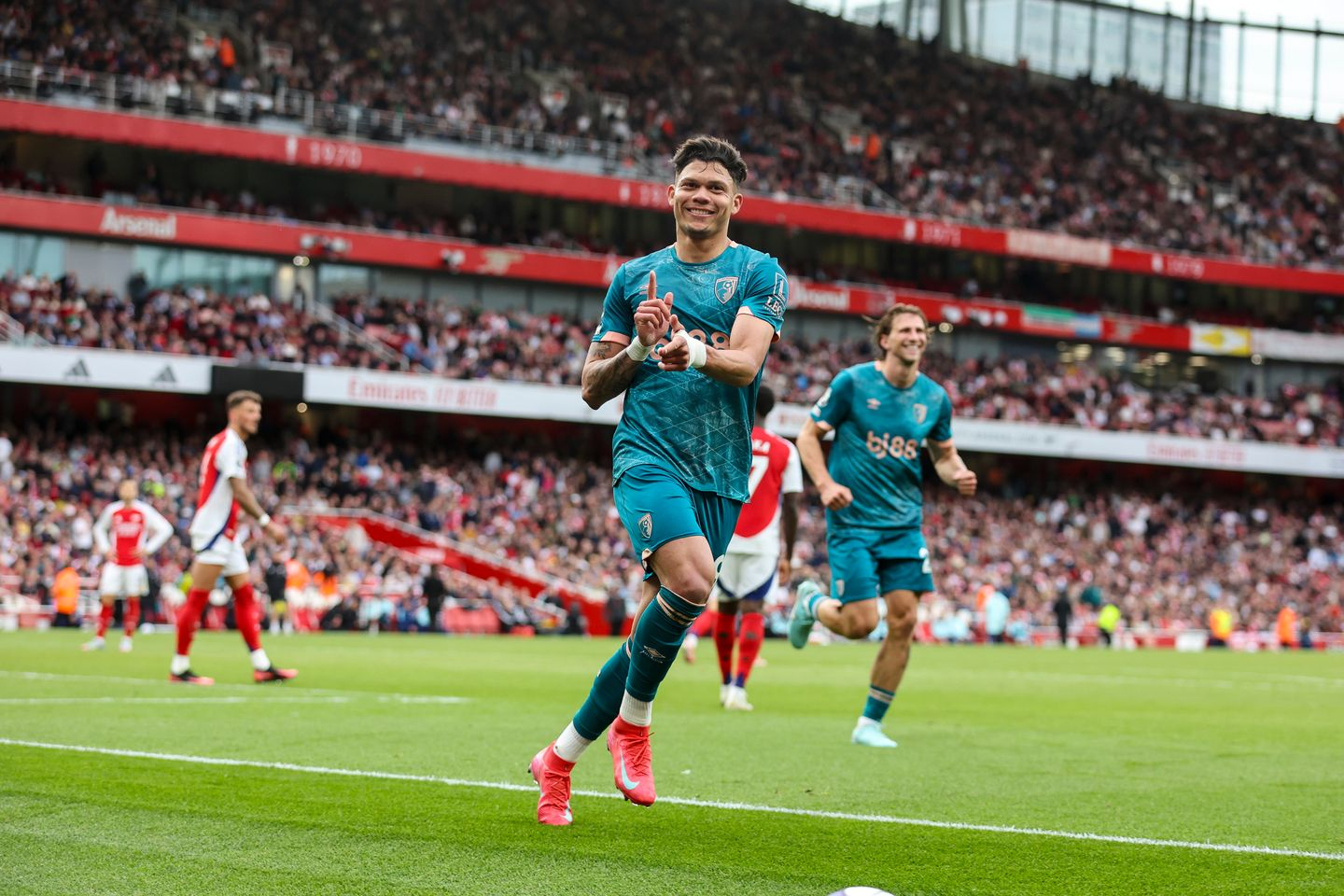 包含阿森纳大胜博恩茅斯，奥巴梅扬帽子戏法助球队取胜的词条