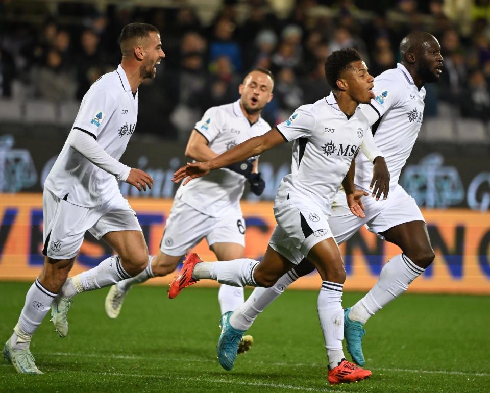 开云APP-佛罗伦萨与巴勒莫争夺胜利，场面激烈的简单介绍