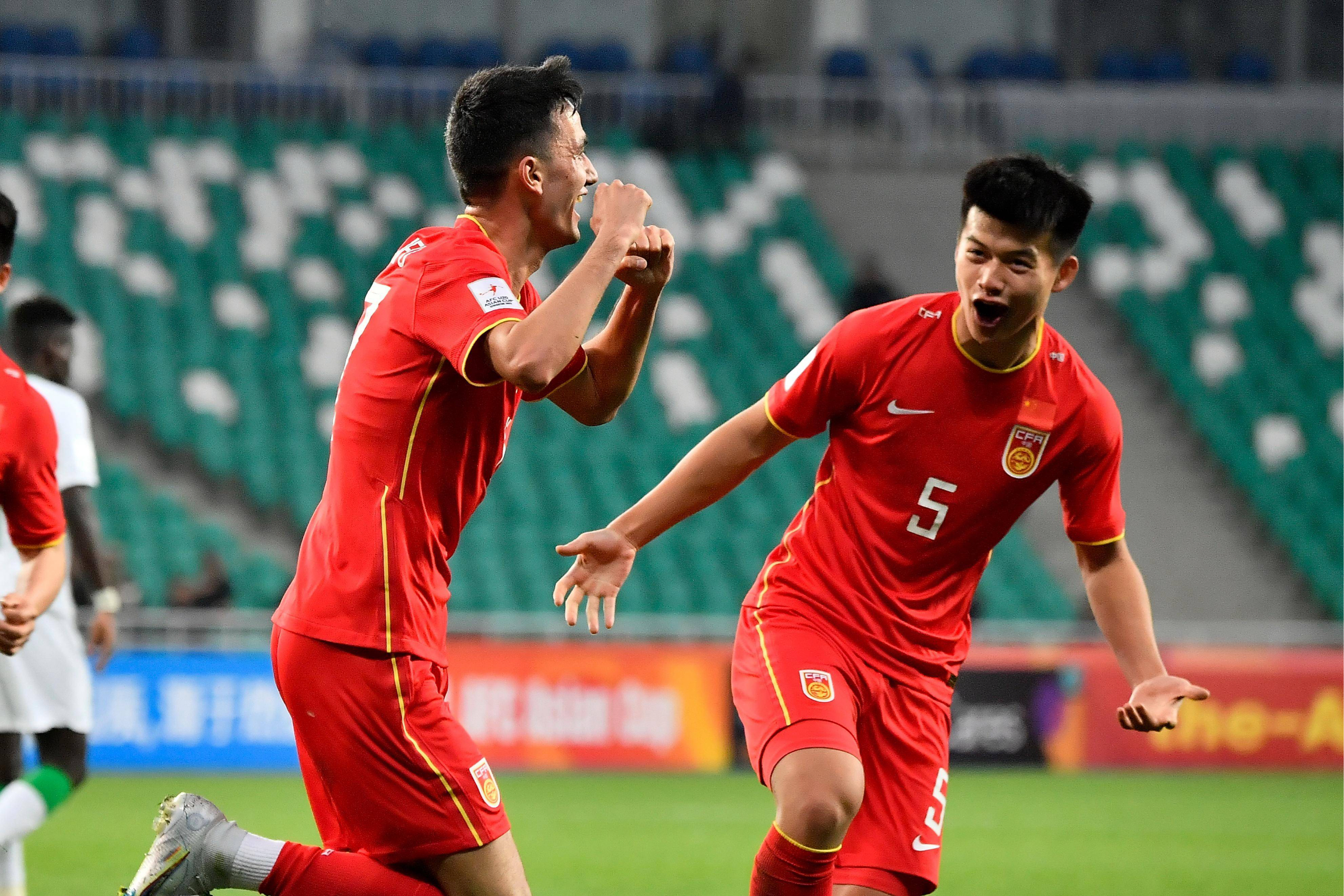 亚洲赛场上，中国足球队披荆斩棘