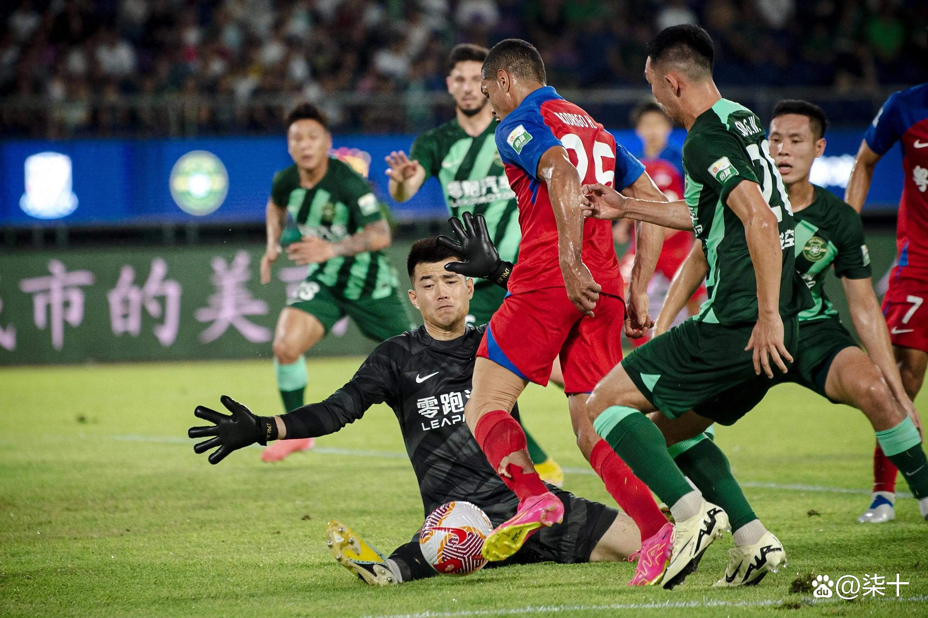 开云体育在线-广州恒大稳守榜首！山东泰山大胜领跑