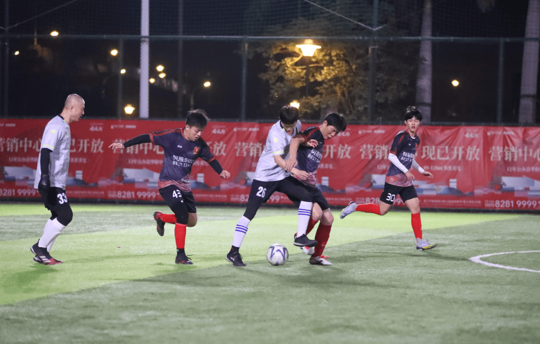 比赛中球队踢出高难度配合,掀起观赏热潮 比赛中球队踢出高难度配合,掀起观赏热潮