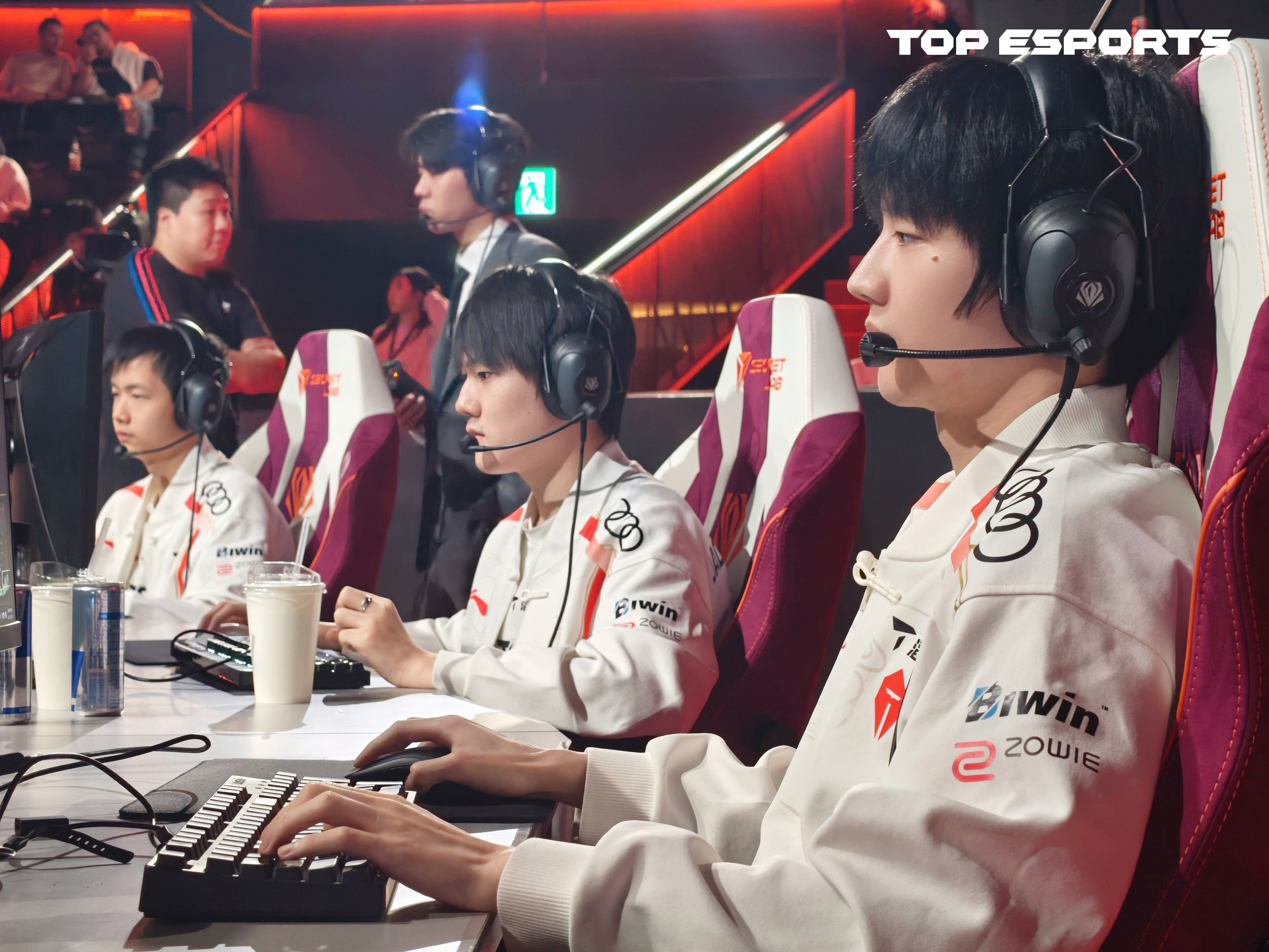 开云体育中国-FLY翻盘TES，Elk开启传奇时刻小组赛2:1（釜山）