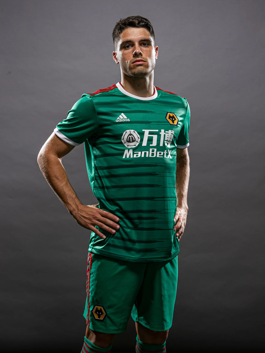 开云官网-狼队凭借守门员神勇表现，取得宝贵一胜