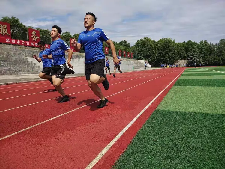 球员们在比赛中展现出超人的体能水平 球员们在比赛中展现出超人的体能水平
